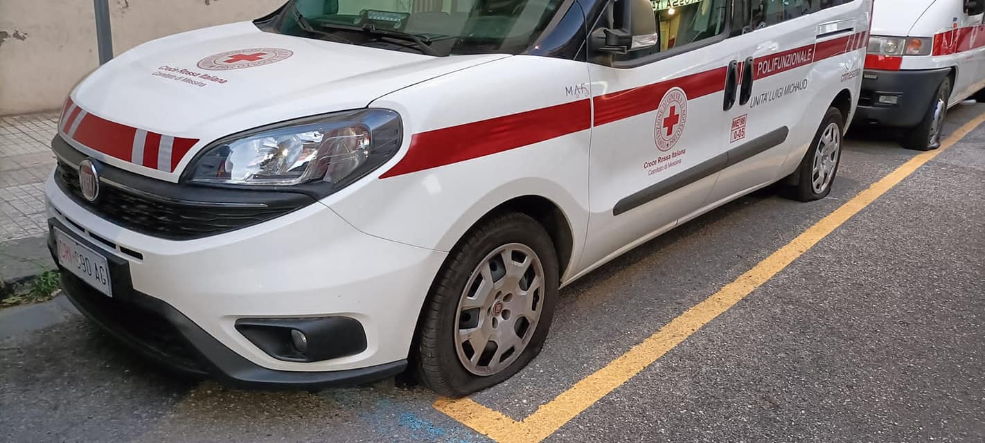 Raid vandalico nella notte, bucate gomme delle ambulanze della Croce Rossa: “Gesto ignobile”