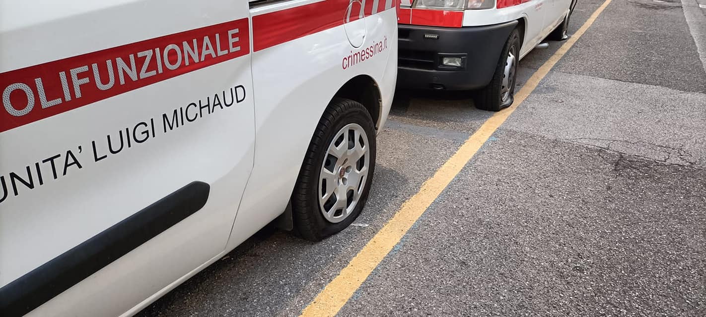 Raid vandalico nella notte, bucate gomme delle ambulanze della Croce Rossa: “Gesto ignobile”