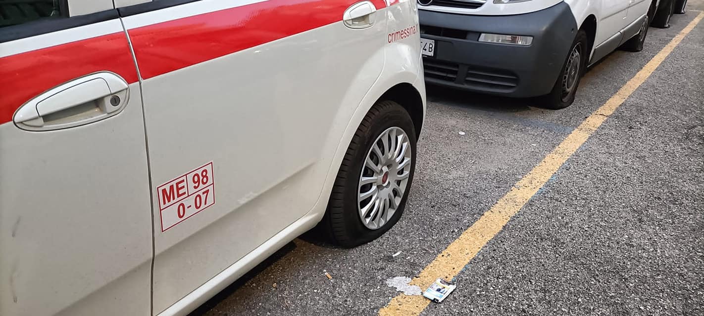 Raid vandalico nella notte, bucate gomme delle ambulanze della Croce Rossa: “Gesto ignobile”