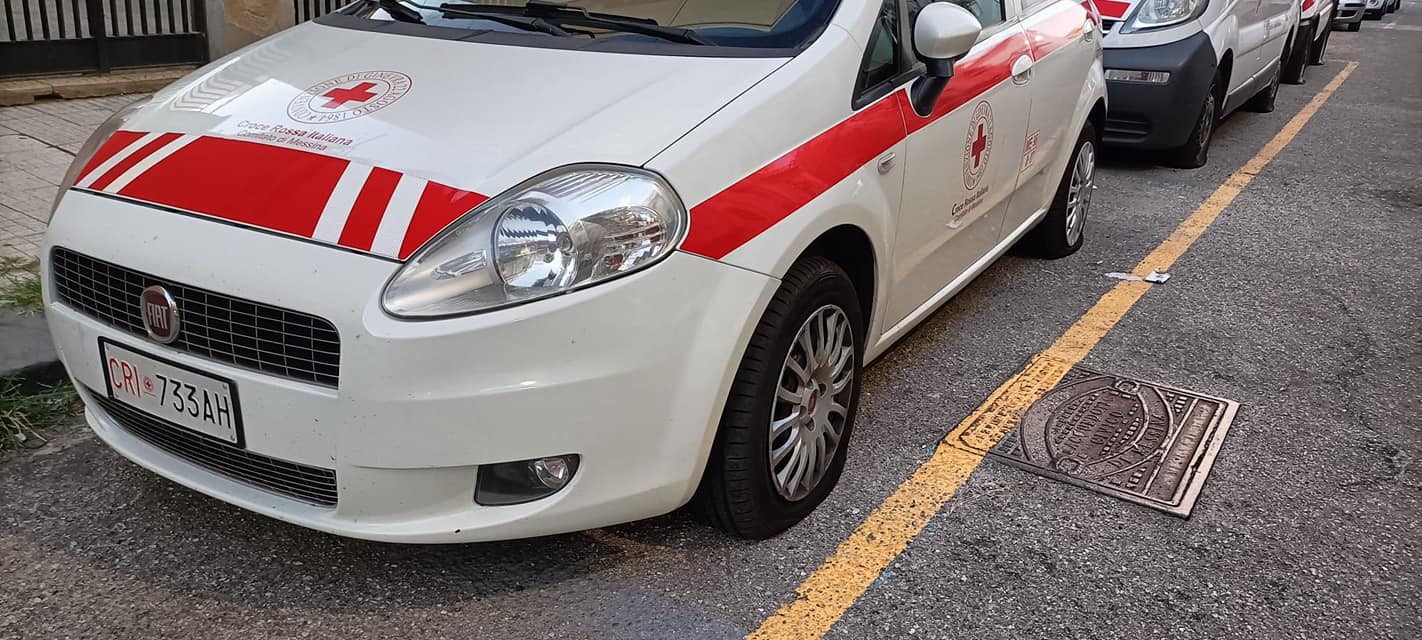 Raid vandalico nella notte, bucate gomme delle ambulanze della Croce Rossa: “Gesto ignobile”