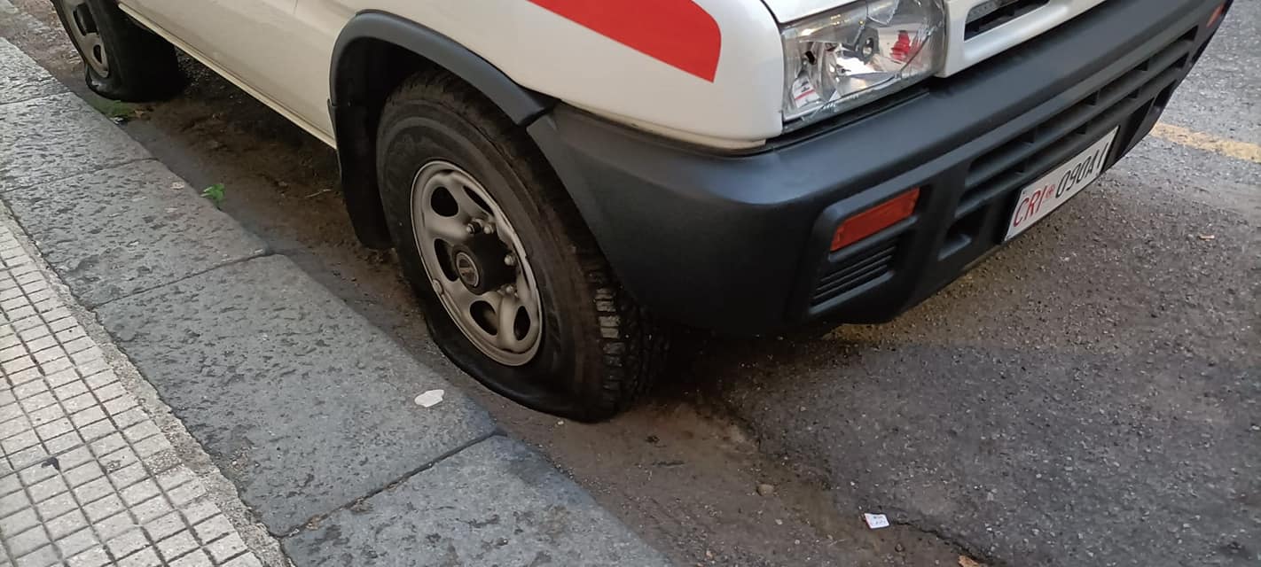 Raid vandalico nella notte, bucate gomme delle ambulanze della Croce Rossa: “Gesto ignobile”