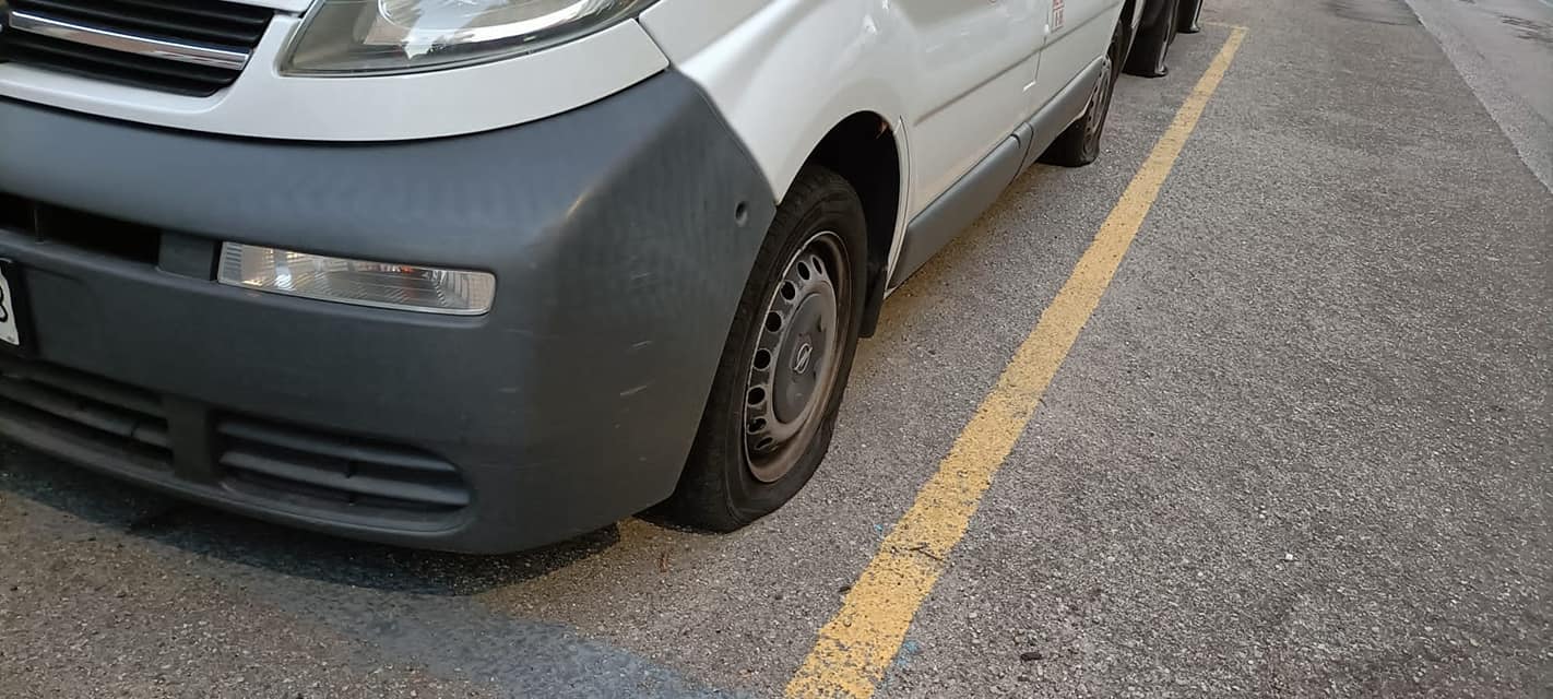 Raid vandalico nella notte, bucate gomme delle ambulanze della Croce Rossa: “Gesto ignobile”