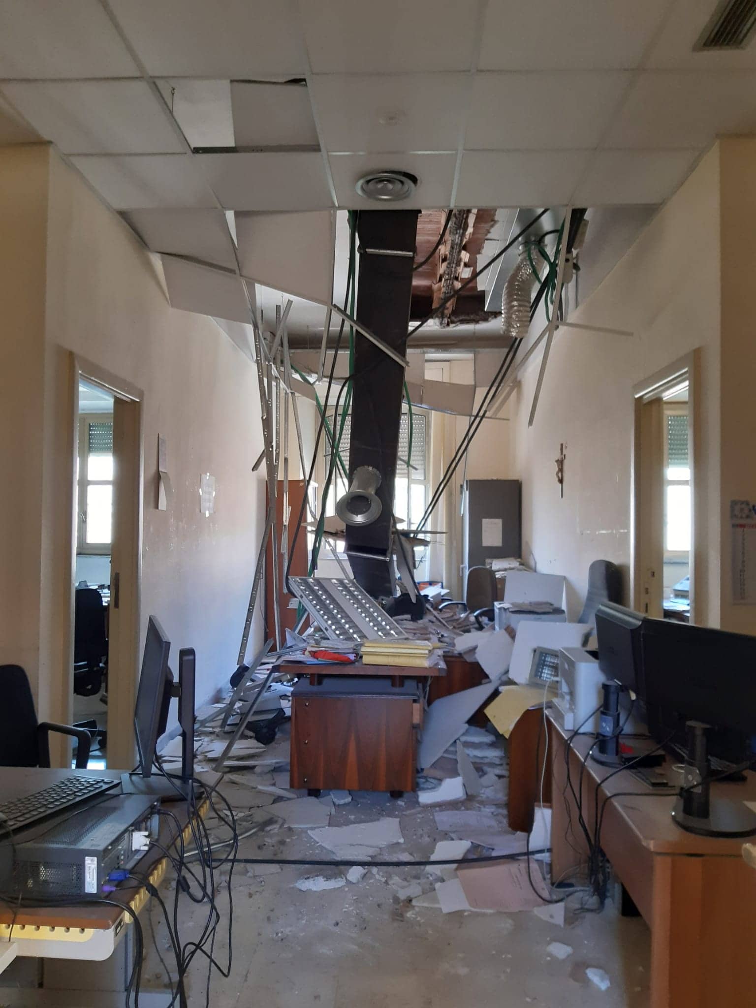 Crollo tetto al Tribunale, l’allarme dei penalisti: “Verifiche in tutti gli uffici” VIDEO