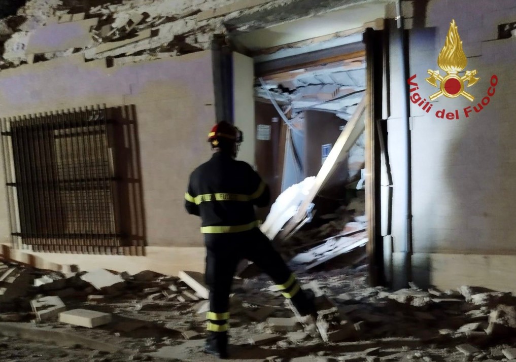 Crolla l’Aula Magna dell’Università, vigili del fuoco in azione a Cagliari – FOTO e VIDEO