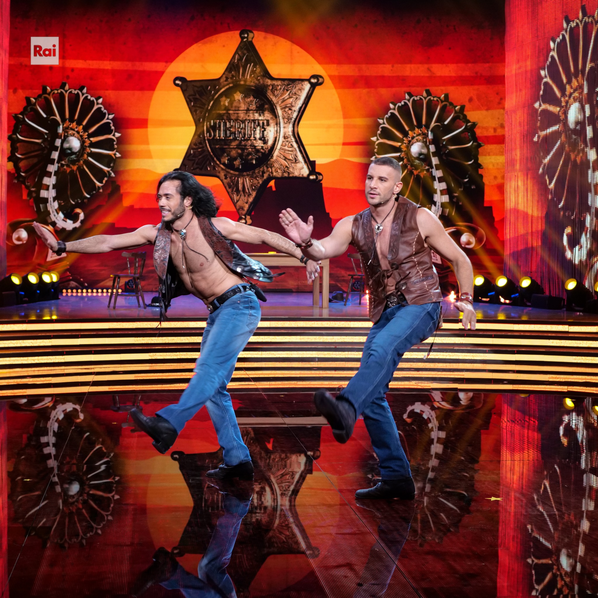 Ballando con le Stelle 2022, la Lucarelli si commuove dopo il ballo del compagno: gli eliminati della prima puntata