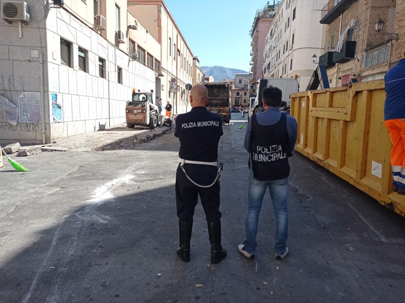 Rifiuti, blocco stradale e minacce agli operai: interviene la polizia