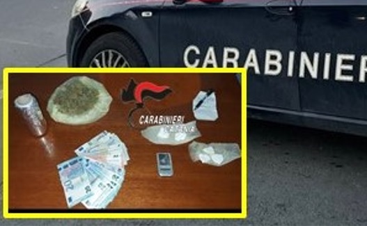Librino, pusher in “smart working” lavora nell’androne del palazzo: 19enne arrestato