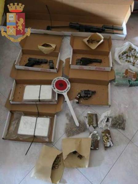 Catania, armi, droga e munizioni in un palazzo: arrestato giovane