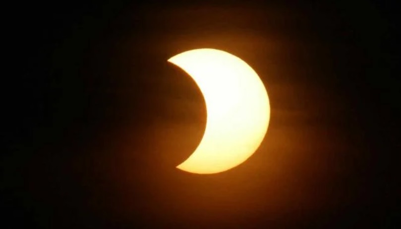 Eclissi solare, tutti con gli occhi in alto: dove vederla, a che ora e come osservarla