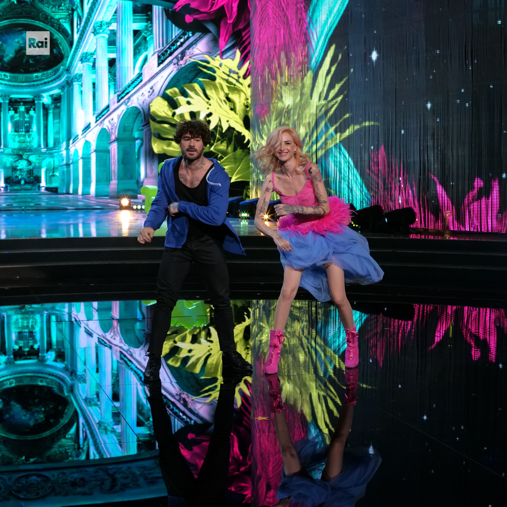 Ballando con le Stelle 2022, la Lucarelli si commuove dopo il ballo del compagno: gli eliminati della prima puntata