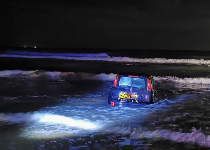 Finisce con l’auto in mare, i vigili del fuoco soccorrono una donna