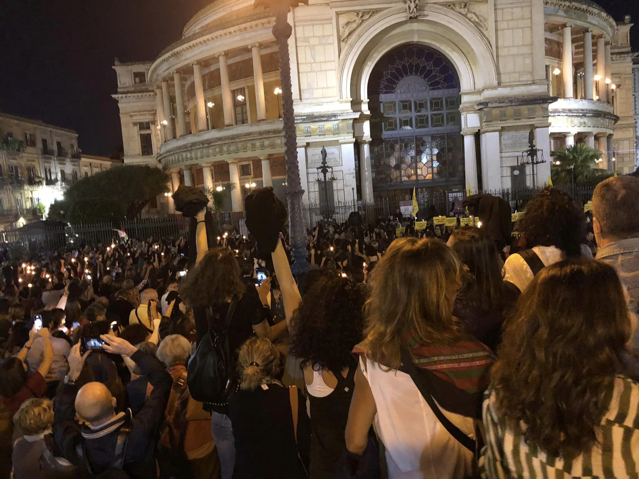 Morte Mahsa Amini, a Palermo flash mob a sostegno di uomini e donne dell’Iran Morte Mahsa Amini, a Palermo flash mob a sostegno di uomini e donne dell’Iran