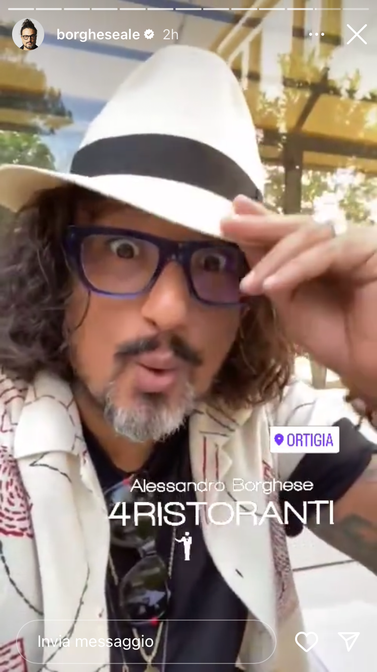 Alessandro Borghese in giro per Ortigia: fan in delirio, foto e video Alessandro Borghese in giro per Ortigia: fan in delirio, foto e video