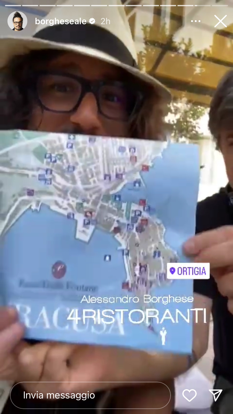 Alessandro Borghese in giro per Ortigia: fan in delirio, foto e video Alessandro Borghese in giro per Ortigia: fan in delirio, foto e video