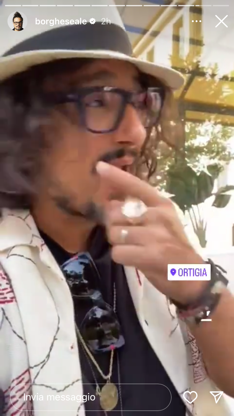 Alessandro Borghese in giro per Ortigia: fan in delirio, foto e video Alessandro Borghese in giro per Ortigia: fan in delirio, foto e video