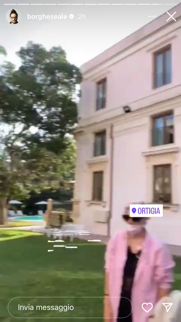 Alessandro Borghese in giro per Ortigia: fan in delirio, foto e video Alessandro Borghese in giro per Ortigia: fan in delirio, foto e video