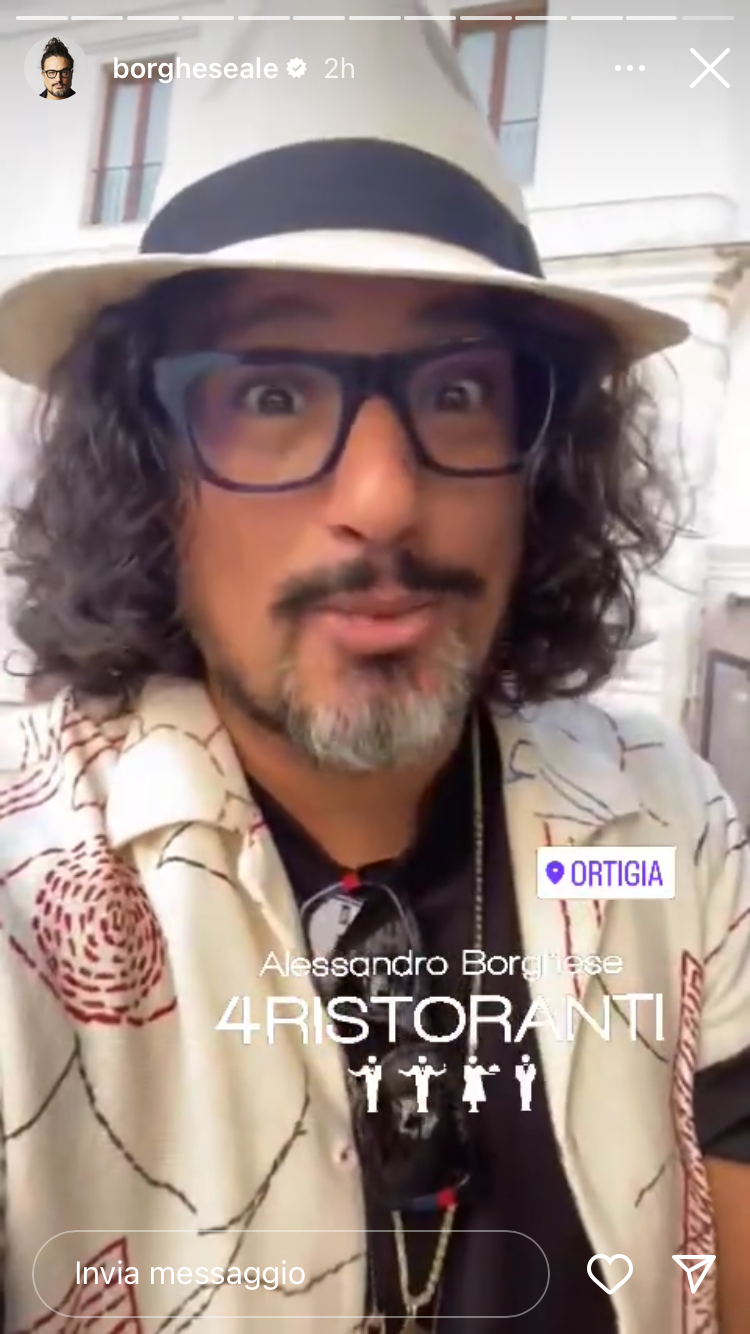 Alessandro Borghese in giro per Ortigia: fan in delirio, foto e video Alessandro Borghese in giro per Ortigia: fan in delirio, foto e video