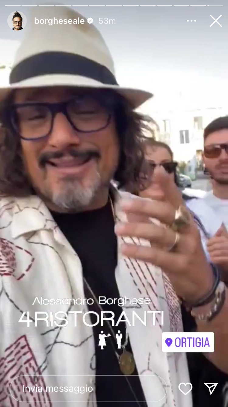 Alessandro Borghese in giro per Ortigia: fan in delirio, foto e video Alessandro Borghese in giro per Ortigia: fan in delirio, foto e video