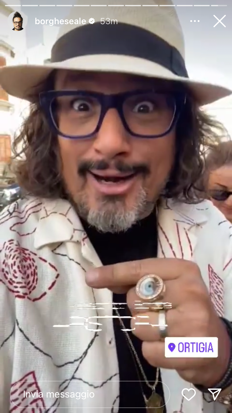 Alessandro Borghese in giro per Ortigia: fan in delirio, foto e video Alessandro Borghese in giro per Ortigia: fan in delirio, foto e video