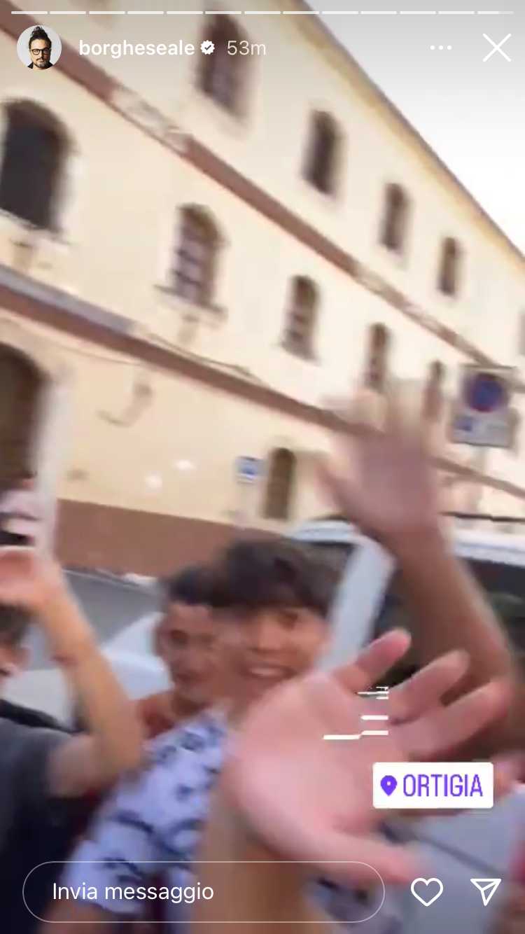 Alessandro Borghese in giro per Ortigia: fan in delirio, foto e video Alessandro Borghese in giro per Ortigia: fan in delirio, foto e video