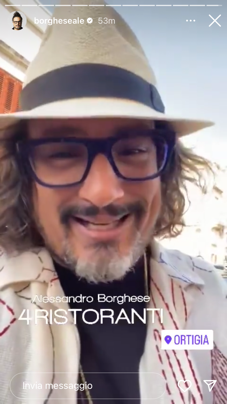 Alessandro Borghese in giro per Ortigia: fan in delirio, foto e video Alessandro Borghese in giro per Ortigia: fan in delirio, foto e video