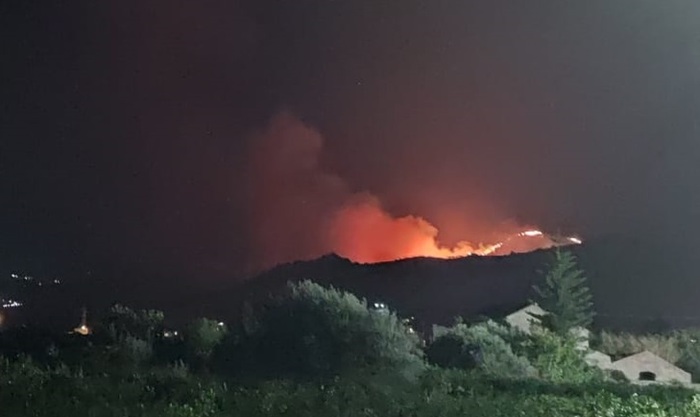 “Lingua di fuoco” tra Catania e Messina: incendio in collina