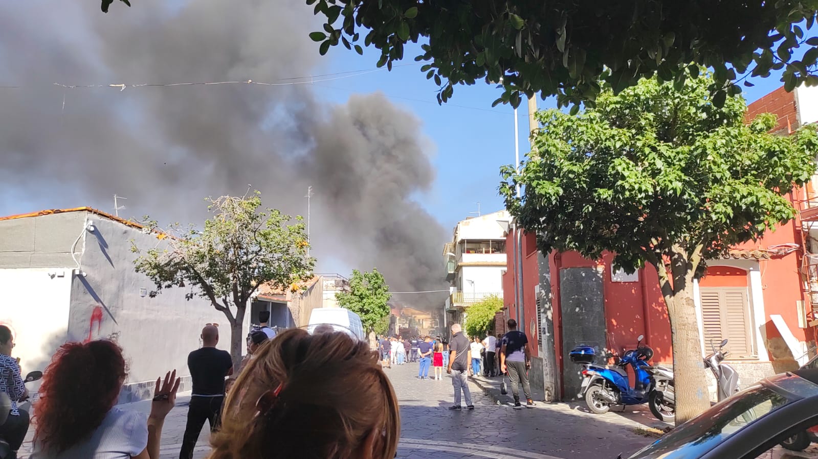 Catania, fumo e fiamme tra via Cavallaro e Capriolo: incendio in un deposito – FOTO e VIDEO