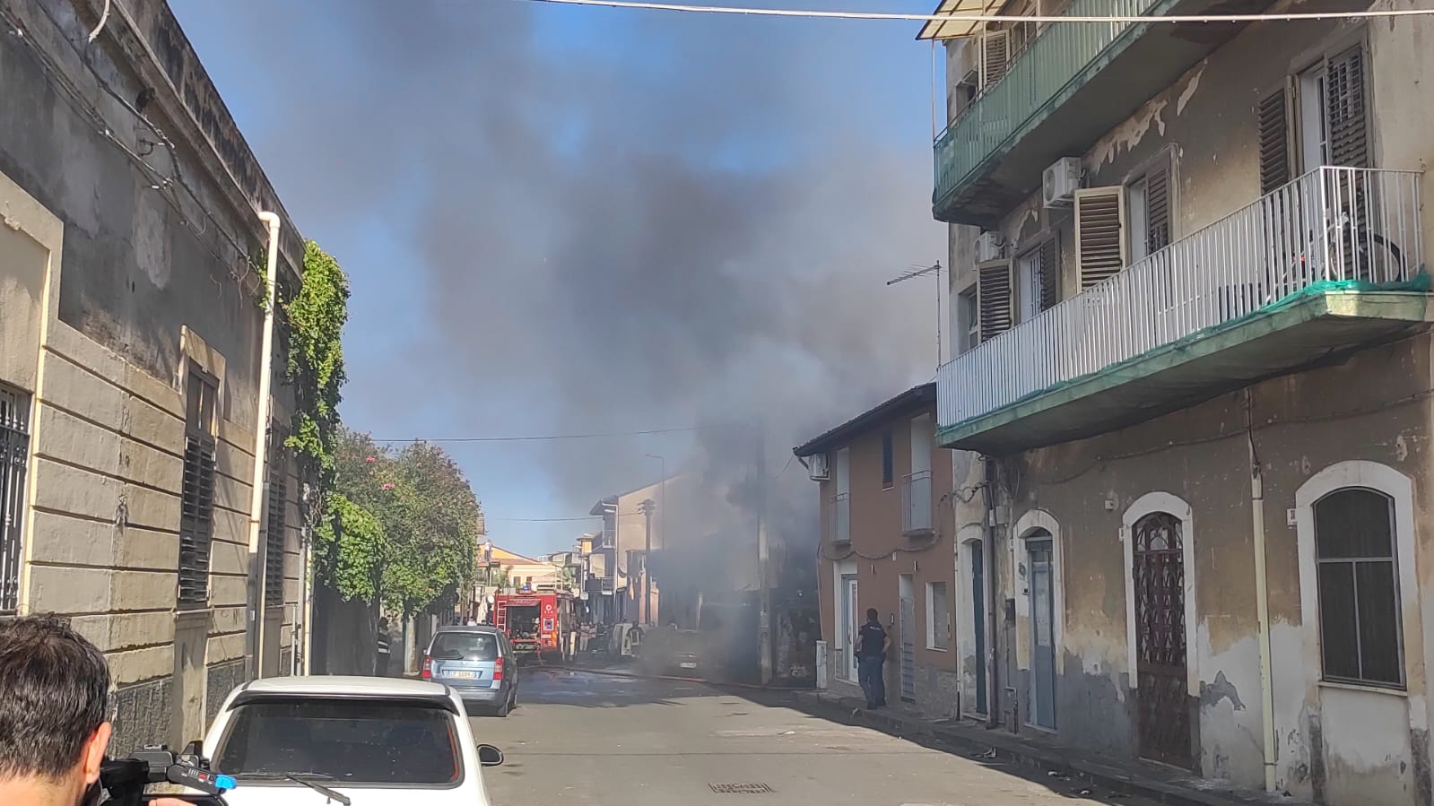 Catania, fumo e fiamme tra via Cavallaro e Capriolo: incendio in un deposito – FOTO e VIDEO