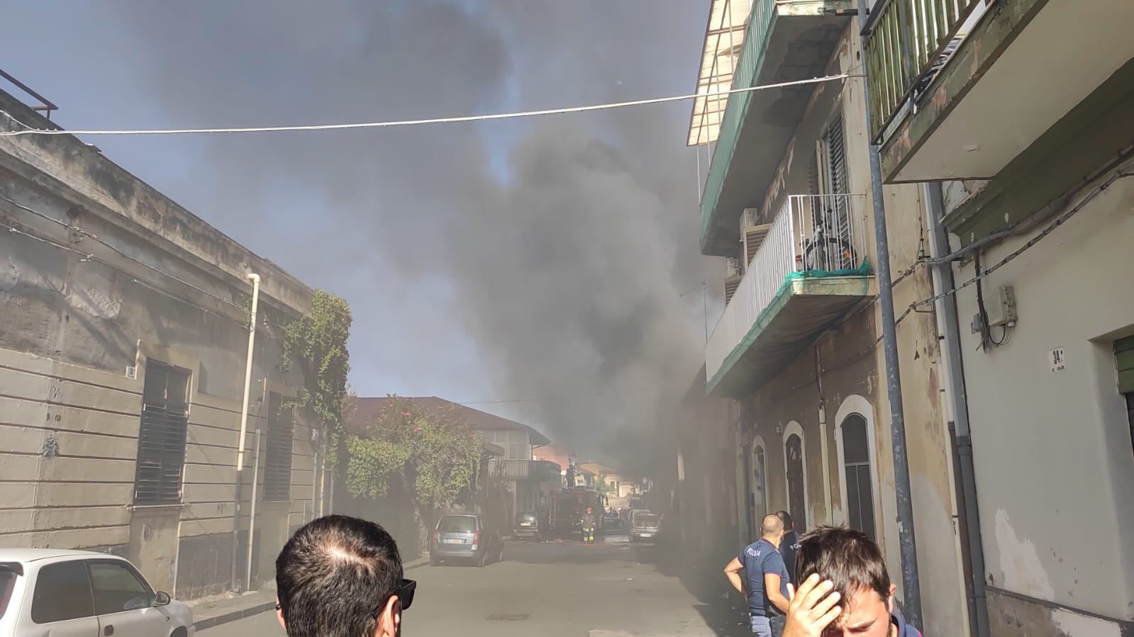 Catania, fumo e fiamme tra via Cavallaro e Capriolo: incendio in un deposito – FOTO e VIDEO