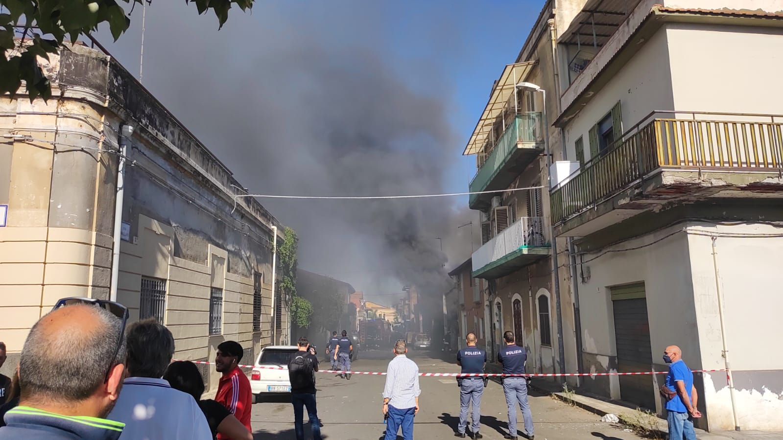 Catania, fumo e fiamme tra via Cavallaro e Capriolo: incendio in un deposito – FOTO e VIDEO