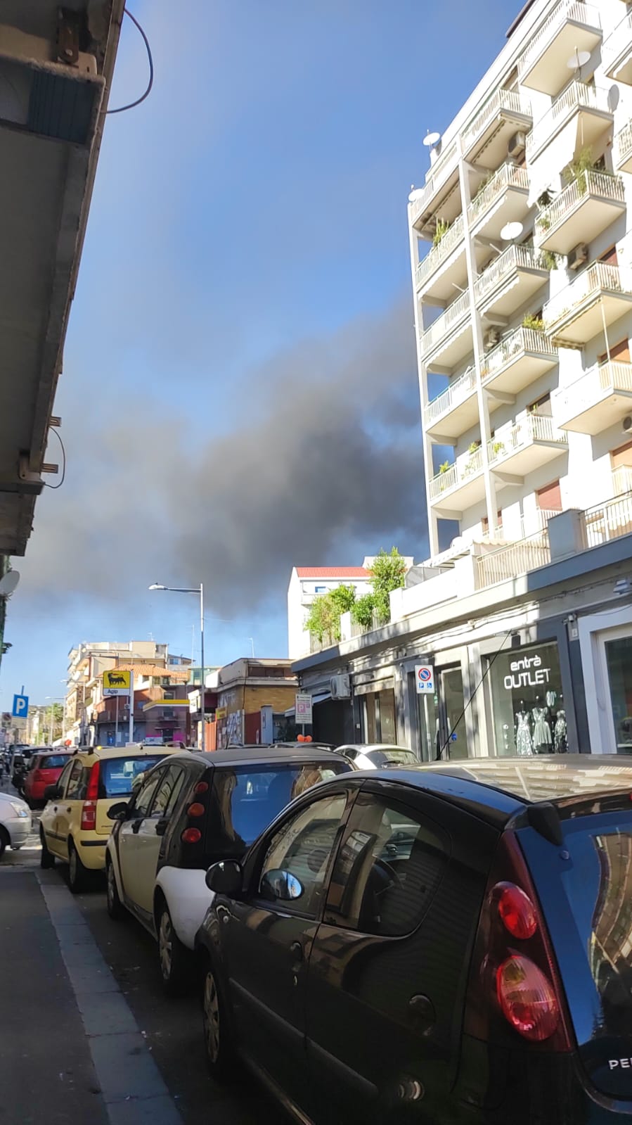 Catania, fumo e fiamme tra via Cavallaro e Capriolo: incendio in un deposito – FOTO e VIDEO
