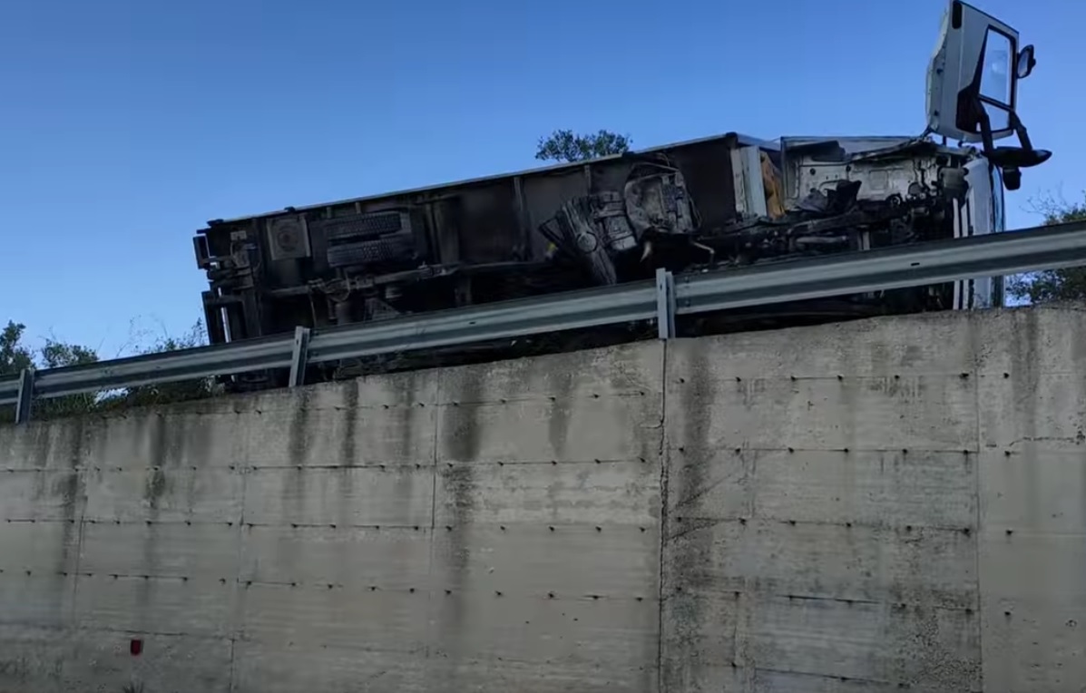 Incidente tra Noto e Pachino, camion sbanda e si ribalta: paura per il conducente