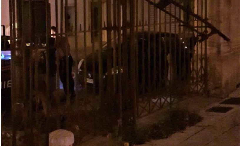 Fiat Punto sfonda il cancello di Villa Butera nella notte: conducente in ospedale