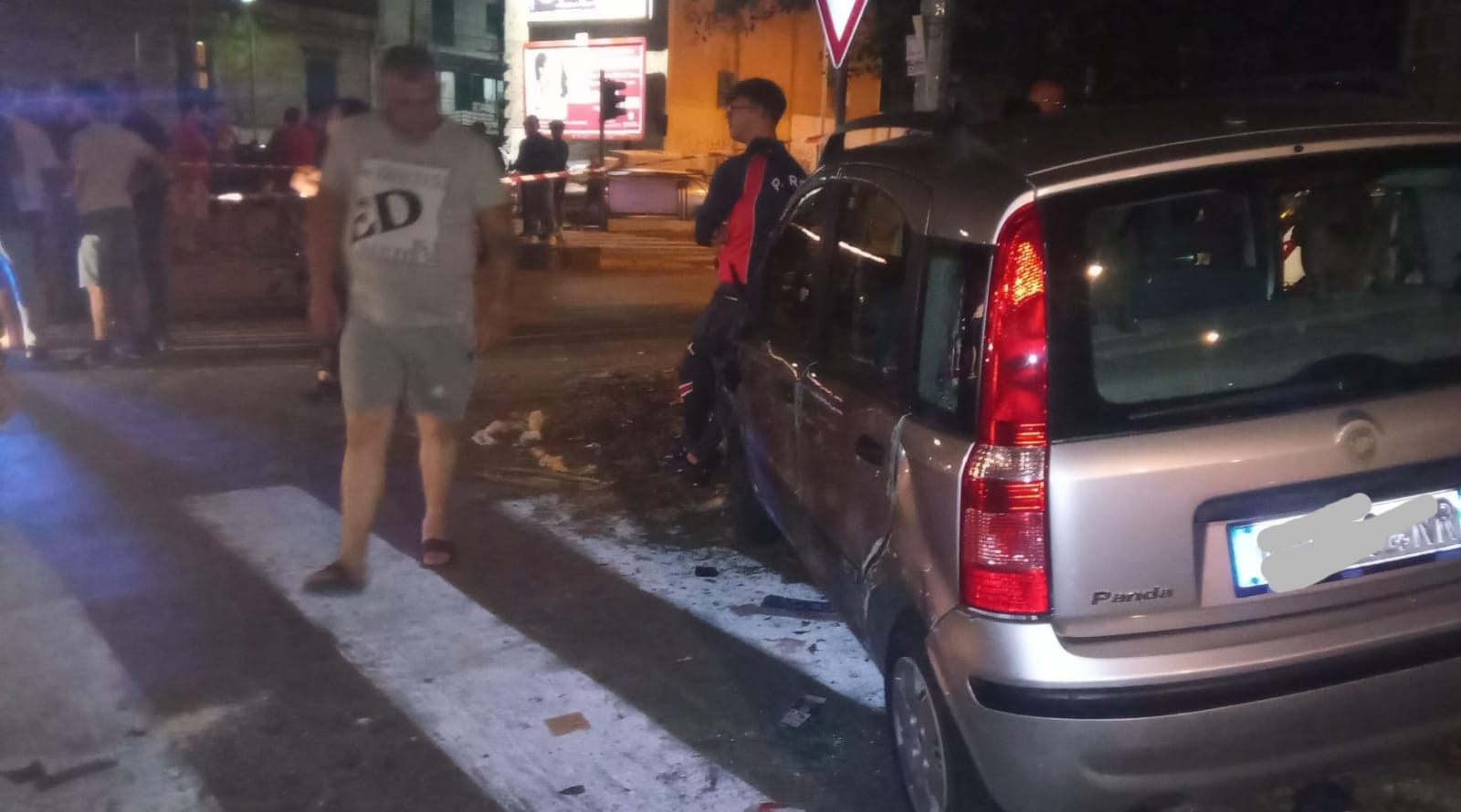 Galleria foto 'Scontro tra due auto e una moto: tre feriti nell’incidente, una vettura è fuggita' - foto 2