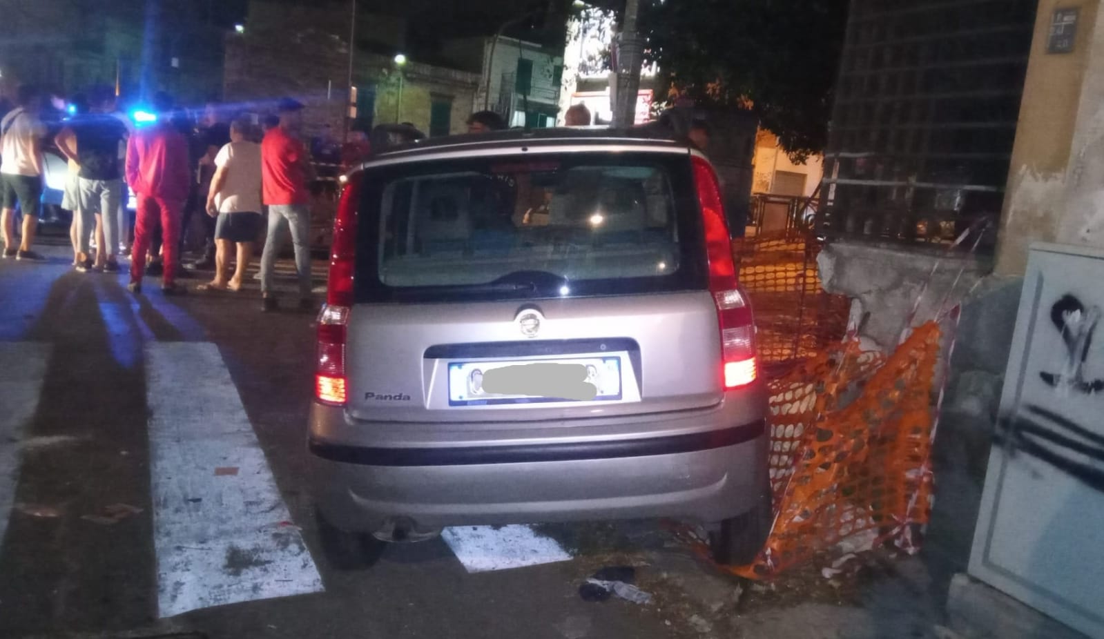 Scontro tra due auto e una moto: tre feriti nell’incidente, una vettura è fuggita