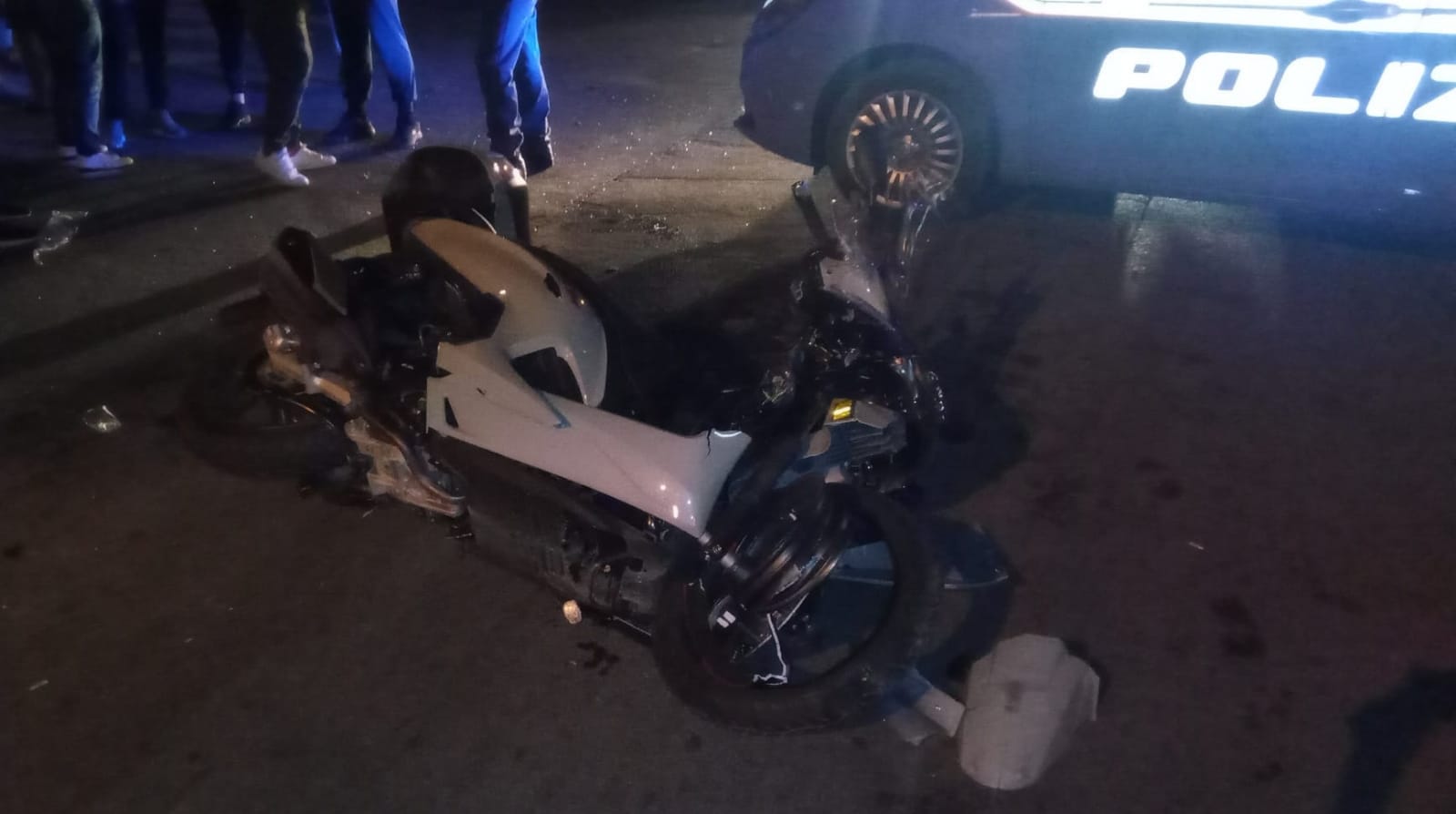 Scontro tra due auto e una moto: tre feriti nell’incidente, una vettura è fuggita
