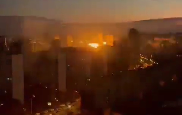 Ucraina, Kiev si sveglia sotto le bombe. La Russia attacca con i droni: “Non uscite da casa”