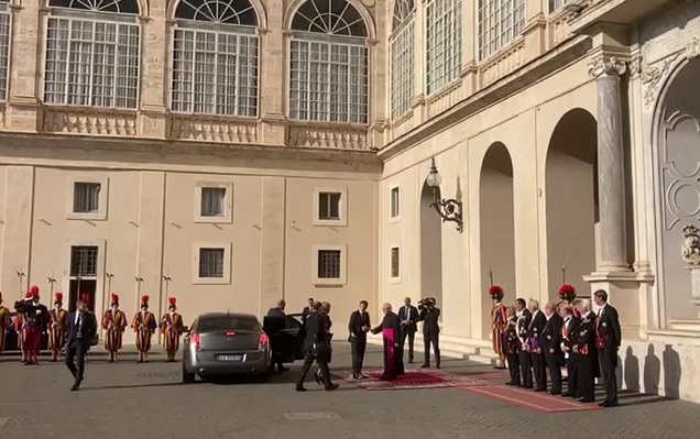 Emmanuel Macron in Vaticano per un incontro con Papa Francesco