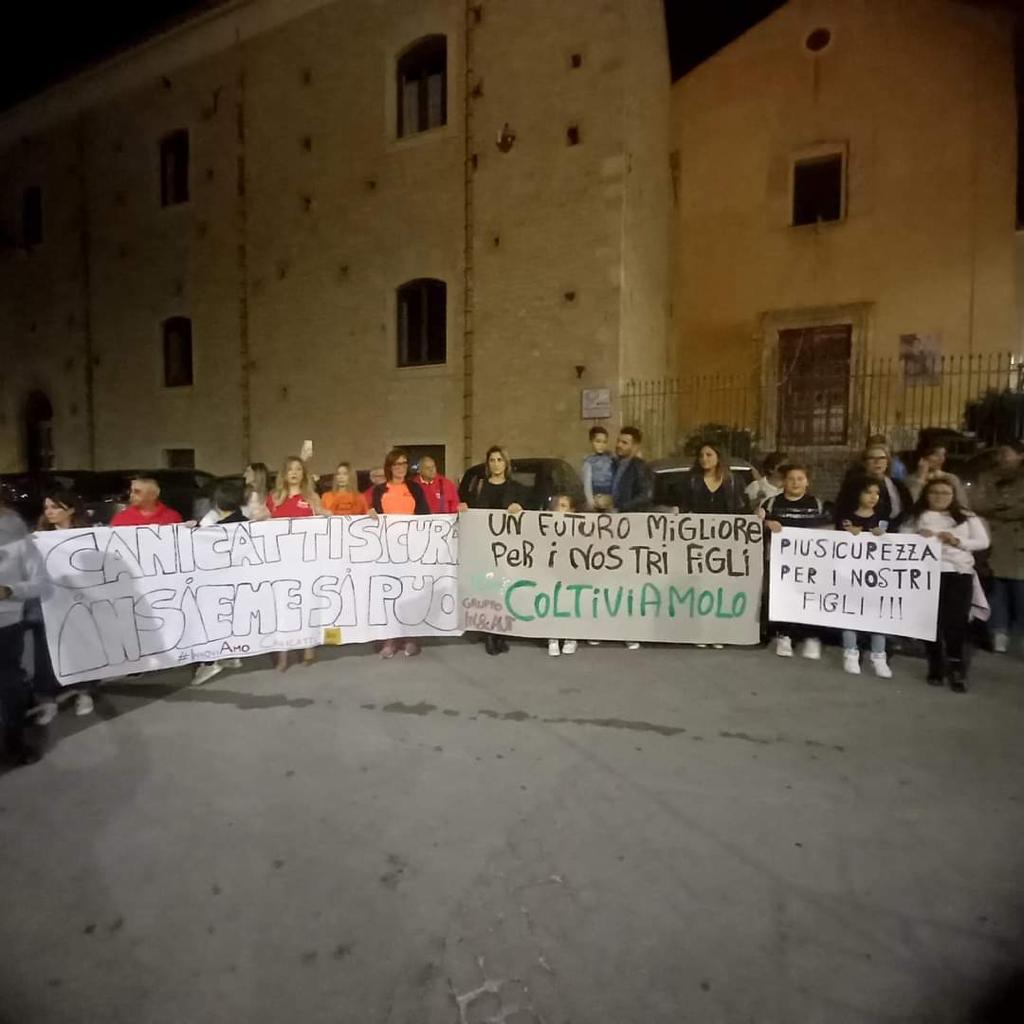 Microcriminalità, la città di Canicattì scende in piazza: “basta alla violenza” – VIDEO