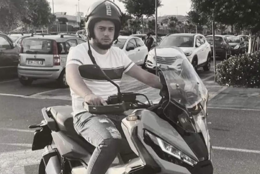 Incidente mortale nel Catanese, schianto con lo scooter: la vittima è il 19enne Mario Filetti