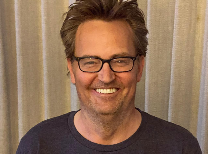 Friends, Matthew Perry confessa: “Ho rischiato la morte per la dipendenza da oppioidi”