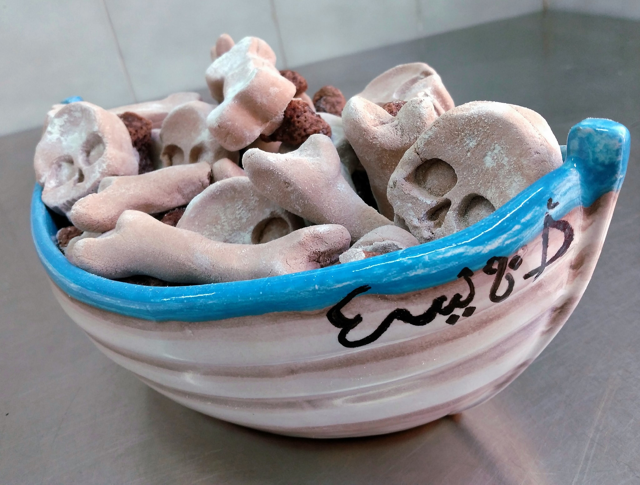 Le “ossa” dei migranti morti come dolce, la scelta choc di una pasticceria siciliana Le “ossa” dei migranti morti come dolce, la scelta choc di una pasticceria siciliana