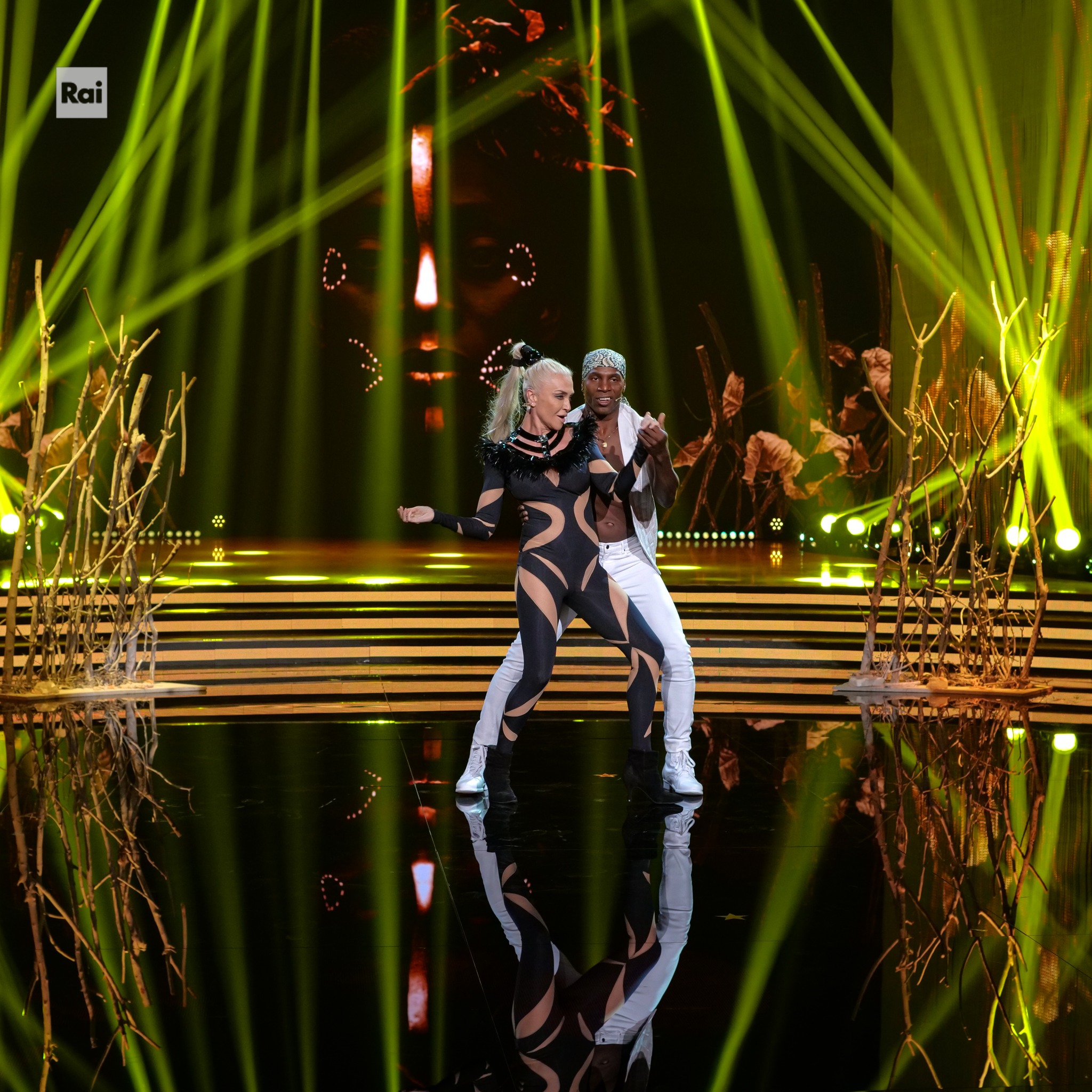 Ballando con le Stelle 2022, la Lucarelli si commuove dopo il ballo del compagno: gli eliminati della prima puntata