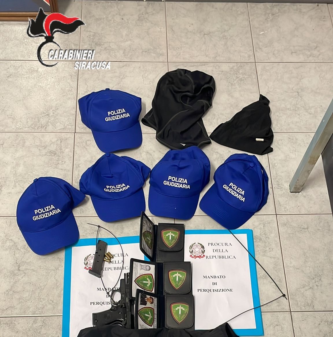 Siracusa, arrestato uomo con false pettorine delle Forze dell’Ordine