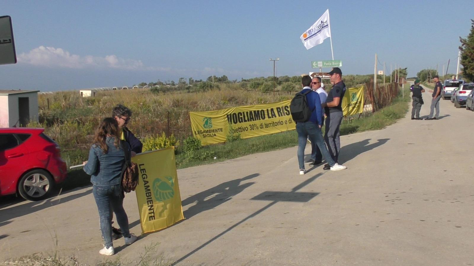 Punta Bianca in protesta contro le esercitazioni militari: “Continuiamo il presidio”