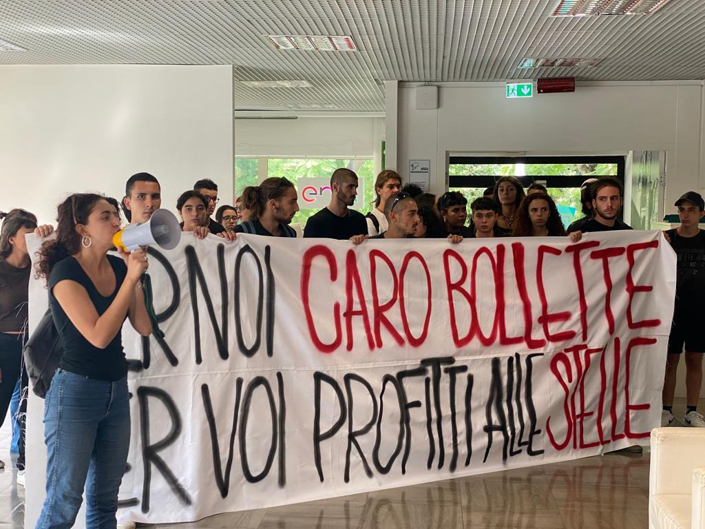 “Quanto costa il nostro futuro?”, universitari in protesta contro caro affitti e bollette