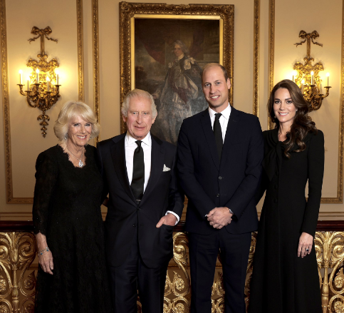 Buckingham Palace, prima foto ufficiale di re Carlo con Camilla e i principi del Galles