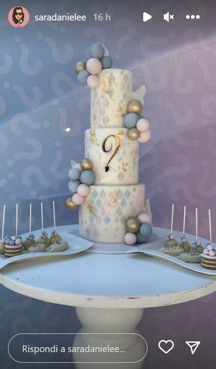 Aurora Ramazzotti annuncia il sesso del bebè con una festa, le foto Aurora Ramazzotti annuncia il sesso del bebè con una festa, le foto