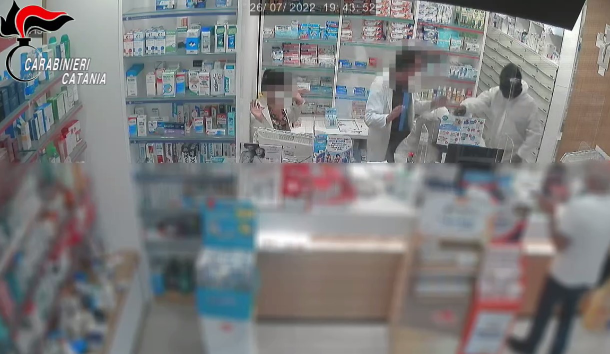 Rapina in farmacia, clienti e impiegati minacciati con pistola: 2 arresti nel Catanese – VIDEO