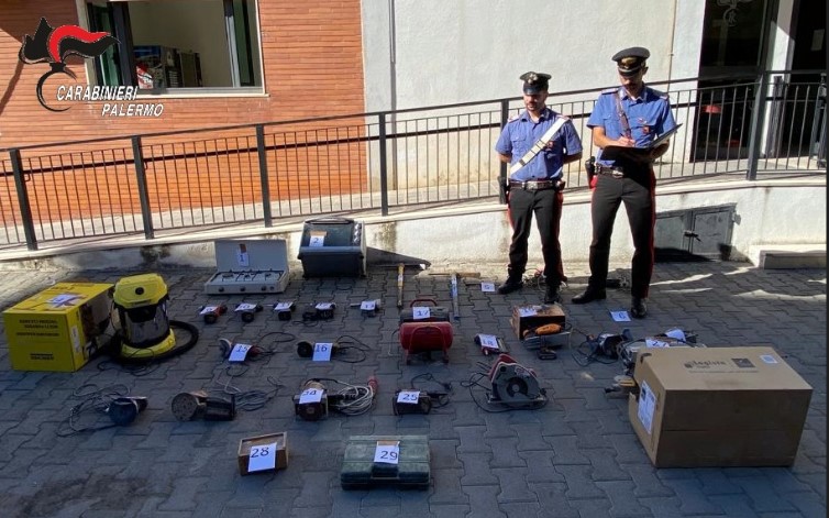 Attrezzi da lavoro ed elettrodomestici rubati da un garage: 3 giovani denunciati
